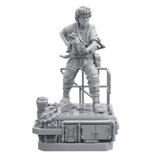 Puede incluir: Una figura gris de una persona sosteniendo un rifle, de pie sobre una plataforma con una barandilla. La figura lleva un chaleco táctico y pantalones. La plataforma tiene un diseño industrial detallado.