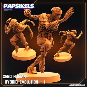 Puede incluir: Tres figuras en miniatura impresas en 3D de una criatura alienígena humanoide con un cuerpo esquelético segmentado y una cabeza humana. Las figuras están en posición de carrera. Las figuras están pintadas de color marrón claro. Las figuras están etiquetadas como "XENO HUMAN HYBRID EVOLUTION - 1".