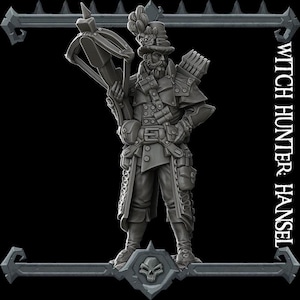 Puede incluir: Una figura en miniatura de plástico gris de un cazador de brujas sosteniendo una ballesta. La figura lleva un sombrero con una pluma y una capa larga. La figura está de pie sobre una base con un diseño de calavera. El texto "WITCH HUNTER HANSEL" está impreso en el lado derecho de la imagen.