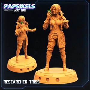 Peut inclure: Une miniature imprimée en 3D d'un personnage féminin tenant une carte verte et un petit appareil. Le personnage porte une veste, un pantalon et des bottes. La miniature est sur une base ronde avec le texte "RESEARCHER TRISS" imprimé en dessous.