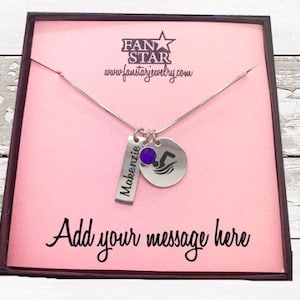 Superbe collier gravé de pendentif freestyle de natation avec la pierre de naissance et le bar de nom| Acier inoxydable| Message optionnel sur carte!
