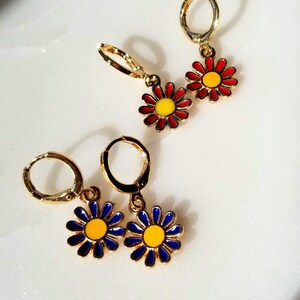 Red or blue daisy huggie hoops, red enamel, blue enamel, 18k gold plated hoop earrings, daisy hoops, flower earrings, fun charm hoops, cute