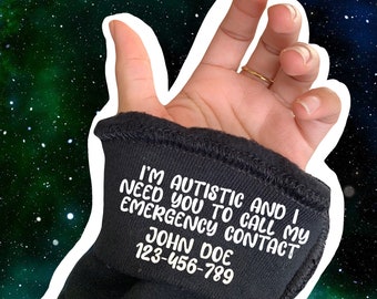 Könnte beinhalten: Schwarzer Sweatshirt-Ärmel mit weißem Text, der lautet: "Ich bin autistisch und brauche dich, um meinen Notfallkontakt John Doe 123-456-789 anzurufen."