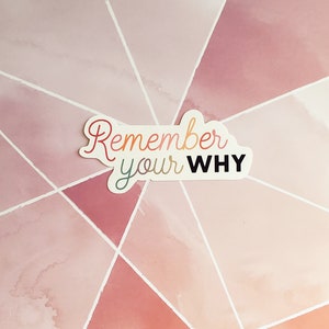 Puede incluir: Una pegatina con el texto "Remember your WHY" en una fuente de degradado arco&iacute;ris sobre un fondo de acuarela rosa y blanco.