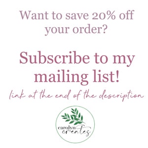 Puede incluir: Gr&aacute;fico de texto con las palabras "&iquest;Quieres ahorrar un 20% en tu pedido? &iexcl;Suscr&iacute;bete a mi lista de correo! enlace al final de la descripci&oacute;n" en rosa. Un logotipo de rama verde con hojas con el texto "carolyn creates" est&aacute; debajo del texto.