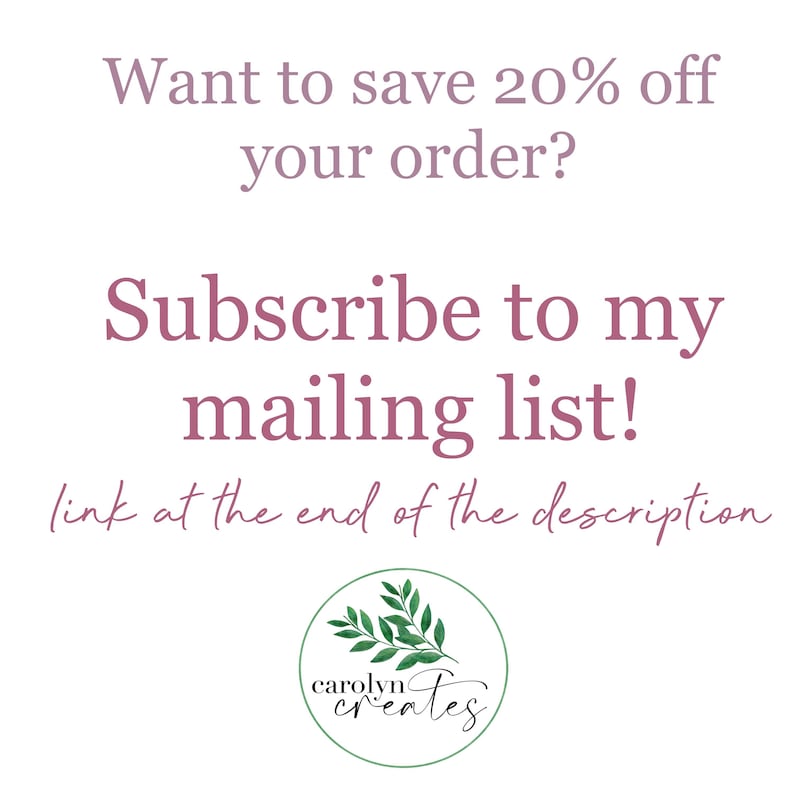 Puede incluir: Gr&aacute;fico de texto con las palabras "&iquest;Quieres ahorrar un 20% en tu pedido? &iexcl;Suscr&iacute;bete a mi lista de correo! enlace al final de la descripci&oacute;n" en rosa. Un logotipo de rama verde con hojas con el texto "carolyn creates" est&aacute; debajo del texto.