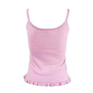 Op de afbeelding: Een lichtroze camisole top met dunne spaghettibandjes en een gefranjerde zoom. De top is gemaakt van een zachte, getextureerde stof. De stijl is casual en vrouwelijk. Geschikt om alleen of in laagjes te dragen.