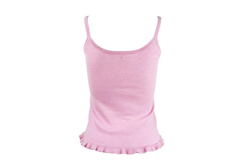Op de afbeelding: Een lichtroze camisole top met dunne spaghettibandjes en een gefranjerde zoom. De top is gemaakt van een zachte, getextureerde stof. De stijl is casual en vrouwelijk. Geschikt om alleen of in laagjes te dragen.
