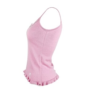 Op de afbeelding: Een lichtroze camisole met spaghettibandjes. De top heeft een getailleerd silhouet, een gefranjerde zoom en een klein geborduurd detail bij de zoom. De stof lijkt een zacht gebreid materiaal te zijn, geschikt voor warm weer.