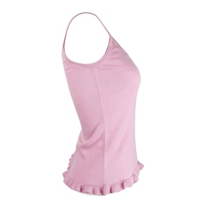 Op de afbeelding: Een lichtroze camisole met dunne bandjes en een gefranjerde zoom. De top is gemaakt van een zacht, gebreid materiaal. De camisole is effen van kleur en heeft een eenvoudig, elegant ontwerp.