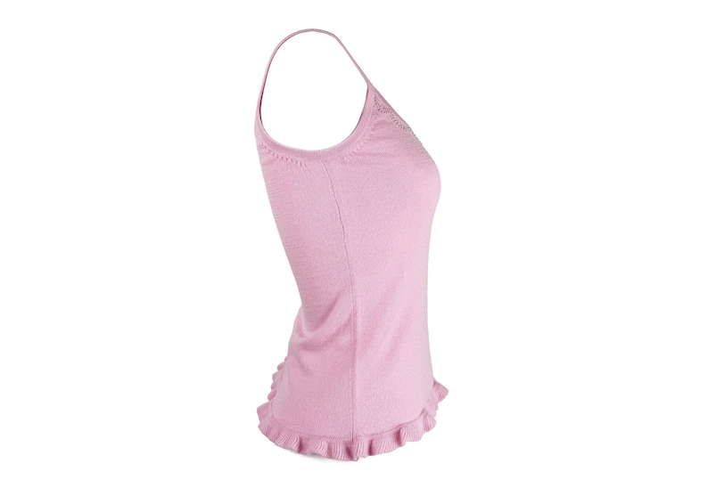 Op de afbeelding: Een lichtroze camisole met dunne bandjes en een gefranjerde zoom. De top is gemaakt van een zacht, gebreid materiaal. De camisole is effen van kleur en heeft een eenvoudig, elegant ontwerp.