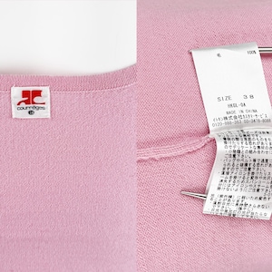Op de afbeelding: Een close-up van een lichtroze gebreide top. De top heeft een ronde halslijn en een klein label met het Courr&egrave;ges-logo. Een label met tekst is aan het kledingstuk bevestigd. Het label bevat maat 38.
