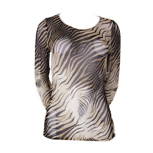 Pode incluir: Uma blusa transparente de manga comprida com padrão de zebra em marrom e bege.