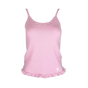 Op de afbeelding: Een lichtroze camisole met dunne bandjes en een geschulpte halslijn. De zoom heeft een gerimpelde rand. Een kleine witte afbeelding is zichtbaar bij de zoom. Deze casual top is geschikt om te dragen als laagje of op zichzelf.