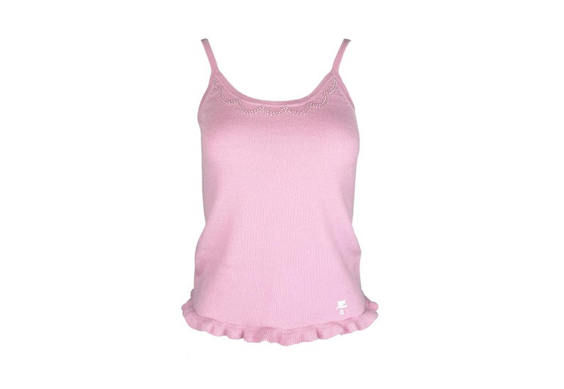 Op de afbeelding: Een lichtroze camisole met dunne bandjes en een geschulpte halslijn. De zoom heeft een gerimpelde rand. Een kleine witte afbeelding is zichtbaar bij de zoom. Deze casual top is geschikt om te dragen als laagje of op zichzelf.