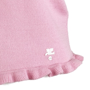 Op de afbeelding: Lichtroze gebreid kledingstuk met een gerimpelde rand. De stof heeft een getextureerde uitstraling. Een klein wit logo is zichtbaar bij de rand. Het kledingstuk lijkt een hoed of een soortgelijke hoofdbedekking te zijn.