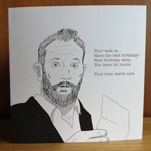 Alex Horne Taskmaster-verjaardagskaart met TM-lakzegelsticker