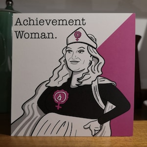Tarjeta de felicitación Taskmaster 'Achievement Woman' de Daisy May Cooper con sello de cera TM