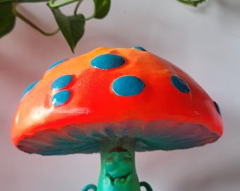 Escultura de hongo psicodélica, decoración fantástica que brilla en la oscuridad y está pintada a mano.