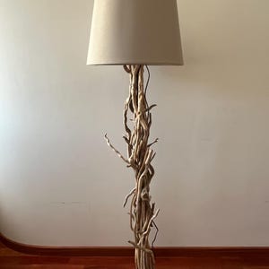 Lampada da terra con legni di mare