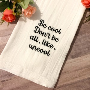 Puede incluir: Toalla de cocina blanca con texto bordado en negro que dice "Be cool Don't be all. like - uncool"