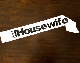 Faja de despedida de soltera inspirada en amas de casa - Regalo de compromiso - faja de novia - Futura ama de casa real