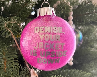 Denise, tu chaqueta está al revés, adorno navideño.