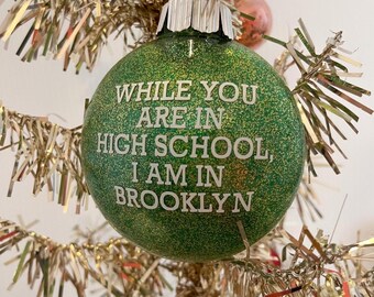 Mientras tú estás en la escuela secundaria yo estoy en Brooklyn - Adorno navideño