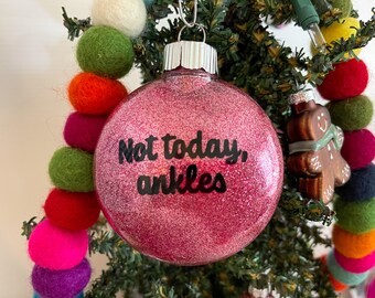 Hoy no, adorno navideño en los tobillos.