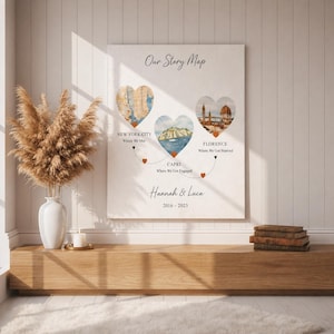 Könnte beinhalten: Ein personalisierter Leinwanddruck mit dem Titel "Our Story Map". Das Kunstwerk zeigt drei herzförmige Illustrationen, die New York City, Capri und Florenz darstellen, mit Text, der wichtige Lebensereignisse angibt. Die Namen "Hannah & Luca" und die Jahre "2016-2023" sind ebenfalls abgebildet.