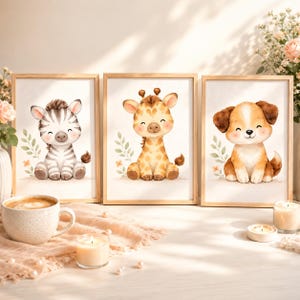Könnte beinhalten: Drei gerahmte Aquarellbilder mit einem sitzenden Baby-Zebra, einer Baby-Giraffe und einem Welpen. Jede Illustration zeigt das Tier mit einem lächelnden Ausdruck, sanften Braun- und Grautönen sowie kleinen grünen Zweigen auf hellem Grund.
