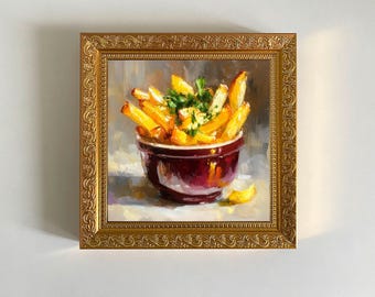 Könnte beinhalten: Gerahmtes Ölgemälde, das eine Schüssel mit goldenen Pommes Frites mit grünen Kräutern zeigt. Die Schüssel hat eine tief burgunderrote Farbe, und das Gemälde ist in einem goldenen, verzierten Rahmen. Das Kunstwerk ist ein Stillleben.