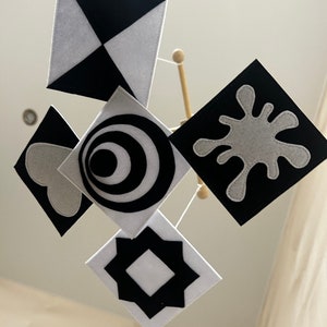 Móbile de bebê preto e branco Móbile de bebê de alto contraste Brinquedo de bebê de alto contraste Móbile de bebê Montessori para recém-nascido Móbile para recém-nascido Cartões de contraste