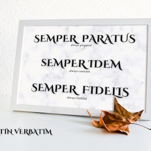 Puede incluir: Una impresión enmarcada blanca con un fondo de mármol y texto negro. El texto dice "Semper Paratus" "siempre preparado" "Semper Idem" "siempre constante" "Semper Fidelis" "siempre fiel" y "Latin Verbatim".