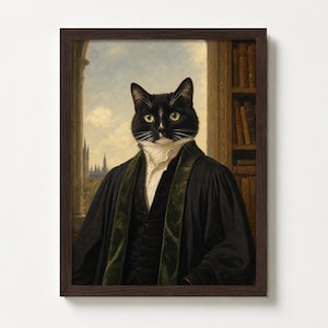 Op de afbeelding: Een ingelijst portret van een zwart-witte kat in formele kleding. De kat draagt een zwarte toga met een groene fluwelen sjerp, een wit overhemd en een zwart vest. De achtergrond toont een raam met een stadsgezicht en een boekenkast.