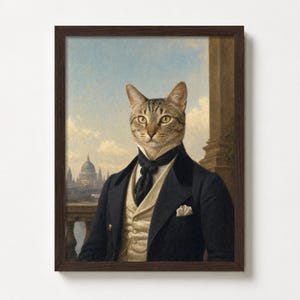Op de afbeelding: Een ingelijst portret van een kat in formele kleding. De kat heeft een tabby vacht en draagt een zwart pak met een wit vest en stropdas. De achtergrond toont een stadsgezicht met een koepelgebouw en een blauwe lucht.