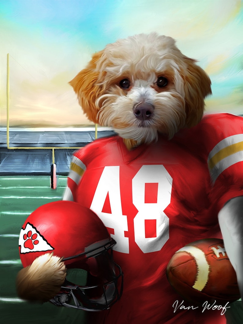 Puede incluir: Un perro blanco y marr&oacute;n que lleva una camiseta de f&uacute;tbol roja con el n&uacute;mero 48. El perro sostiene un casco de f&uacute;tbol rojo y un bal&oacute;n de f&uacute;tbol marr&oacute;n. El fondo es un campo de f&uacute;tbol verde con una porter&iacute;a en el fondo.