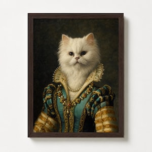 Op de afbeelding: Een ingelijst portret van een witte kat in Renaissance-kleding. De kat draagt een teal en gouden jurk, een parelketting en een gefranjerde kraag. De donkerbruine lijst omringt de afbeelding.