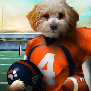 Puede incluir: Un perro blanco y marr&oacute;n que lleva una camiseta de f&uacute;tbol naranja con el n&uacute;mero 4 en la parte delantera. El perro sostiene un bal&oacute;n de f&uacute;tbol marr&oacute;n en una pata y un casco de f&uacute;tbol azul con una huella de pata en el lateral en la otra pata. El perro est&aacute; de pie en un campo verde con una porter&iacute;a de f&uacute;tbol en el fondo. El texto "Van Woof" est&aacute; escrito en blanco en la esquina inferior derecha de la imagen.