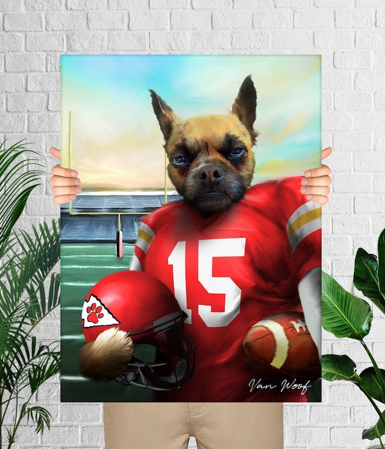 Puede incluir: Una pintura digital de un perro con una camiseta de f&uacute;tbol roja con el n&uacute;mero 15. El perro sostiene un bal&oacute;n de f&uacute;tbol en su pata derecha y un casco de f&uacute;tbol rojo en su pata izquierda. El perro est&aacute; de pie en un campo verde con una porter&iacute;a de f&uacute;tbol en el fondo. La pintura est&aacute; firmada "Van Woof".