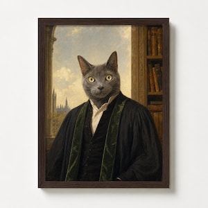 Op de afbeelding: Een ingelijst portret van een grijze kat met gele ogen, gekleed in een donkere academische toga met groene fluwelen bies. De achtergrond toont een raam met een stadsgezicht en een boekenkast vol boeken.