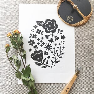 Stampa artistica di fiori neri, formato A4, stampa originale giapponese su legno, stampa artistica minimalista, arte botanica murale, decorazione murale, decorazione murale moderna di metà secolo
