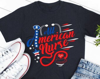 Puede incluir: Una camiseta azul marino con un diseño de bandera estadounidense rojo, blanco y azul y el texto "All American Nurse". La camiseta se combina con zapatillas blancas y pantalones cortos de mezclilla.