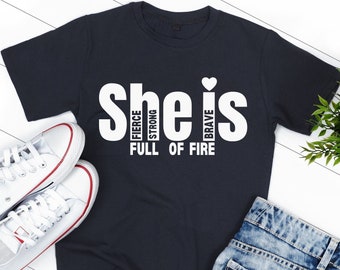 Ela é feroz, forte, corajosa, cheia de fogo, camiseta, camisa de mãe forte, camisa feminina empoderada, presente para mãe, camiseta unissex