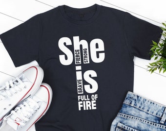 Camiseta ela é feroz, forte, corajosa e cheia de fogo, camisa feminina empoderada, camisa de mãe forte, presente para mãe unissex