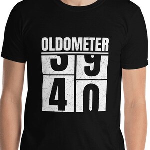 オルドメーター 40 Tシャツ、おもしろ 40 AF メンズ、40歳の誕生日Tシャツ、1980年生まれギフト ヴィンテージ ユニセックス Tシャツ