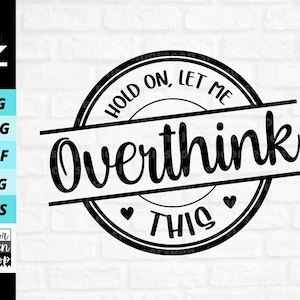 Puede incluir: Diseño gráfico en blanco y negro con un círculo y una pancarta. El círculo dice "Hold on, let me" y la pancarta dice "Overthink this".