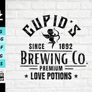 Op de afbeelding: Zwart-wit grafisch ontwerp van een vintage logo voor een bedrijf genaamd "Cupid's Brewing Co." Het logo toont een cupido met een pijl, de tekst "Since 1892" en de zin "Premium Love Potions".