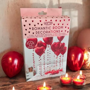 Puede incluir: Una caja roja y blanca con el texto "Ginger Ray Romantic Room Decorations" y una imagen de globos rojos en forma de corazón. La caja contiene 15 globos rojos en forma de corazón de 45 cm, 10 globos rojos en forma de corazón de 12,5 cm, colas de globos en forma de corazón rojas metalizadas y confeti.