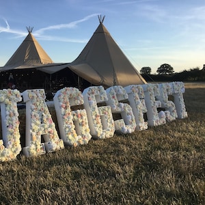 Letras Florales ALQUILER A Medida Bodas Corporativas Fiestas de Verano Festivales